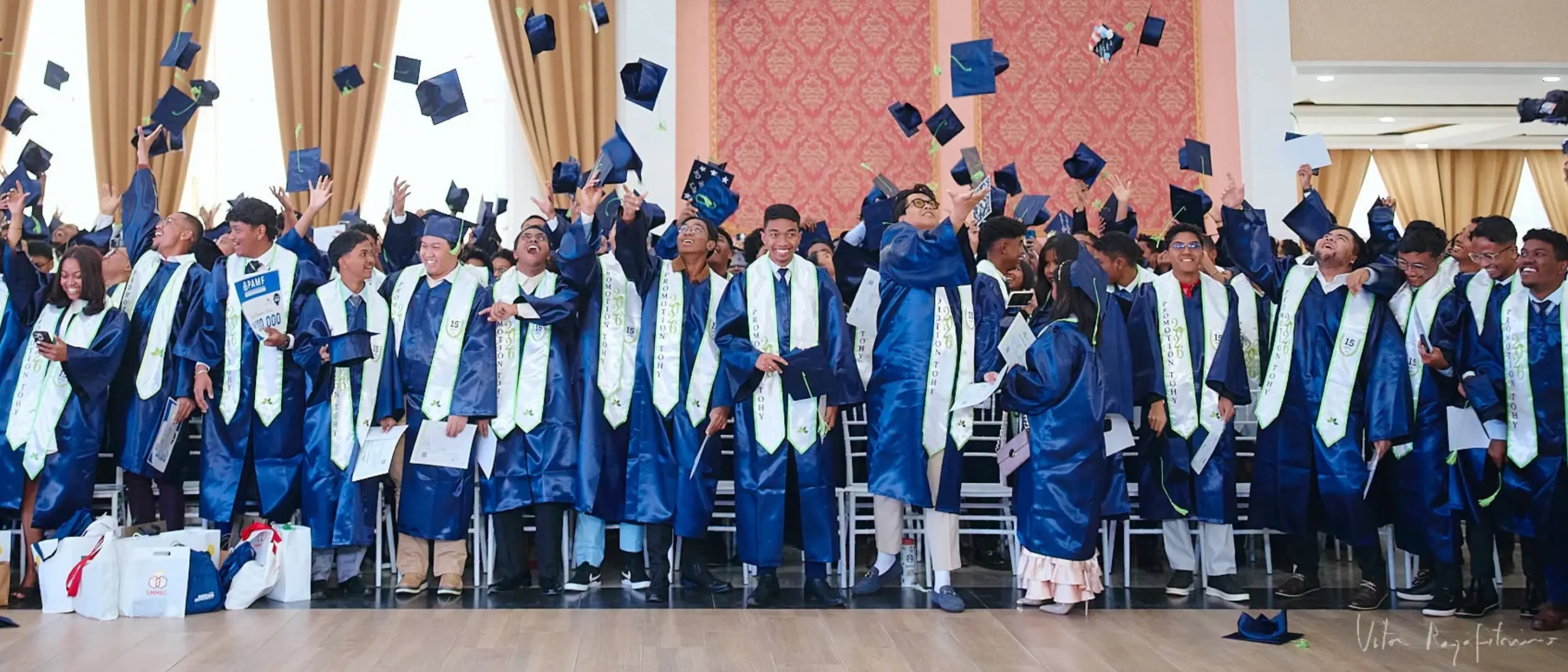 Remise de diplômes ITU : les diplômés lancent leur toque en l’air à la fin de la cérémonie.